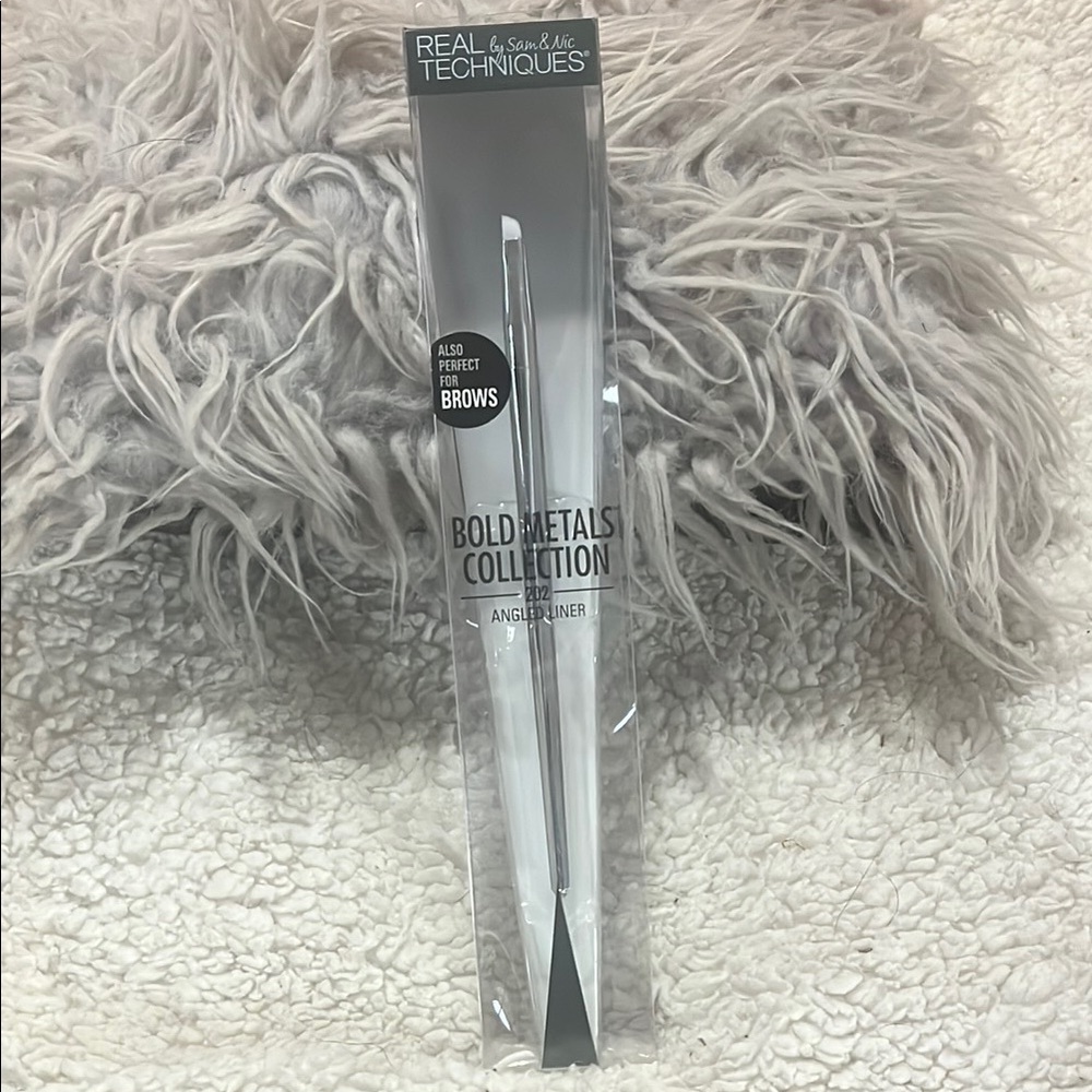 Real Techniques Bold Metals Silver Angled Liner Brush